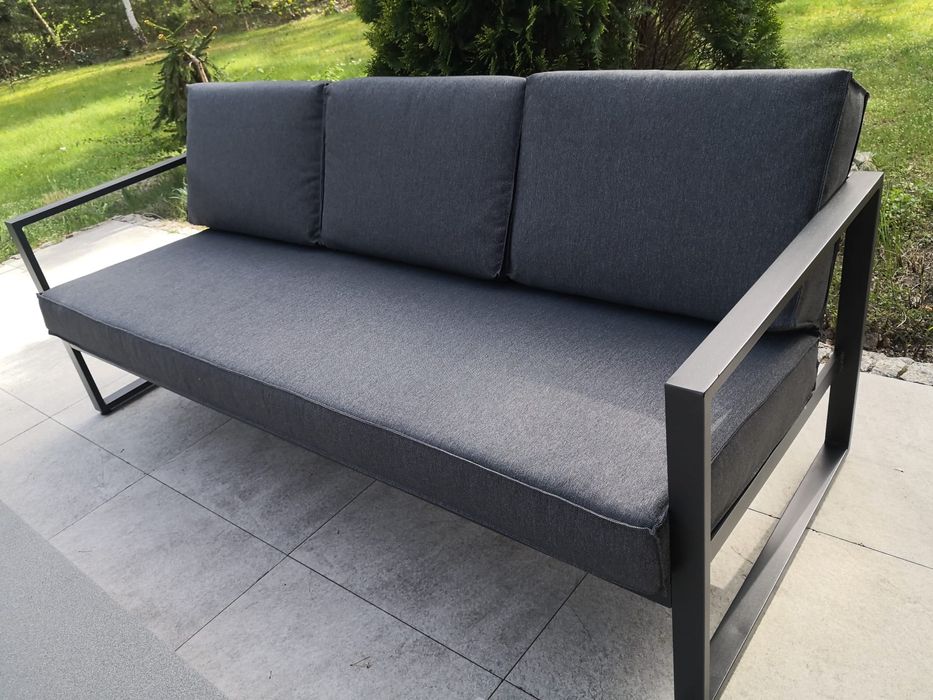 Dostępny zestaw meble ogrodowe Vonge sofa dwa fotele, stolik.