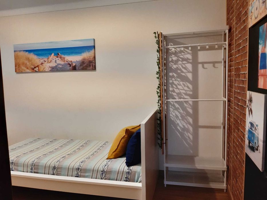 Quarto equipado e amplo