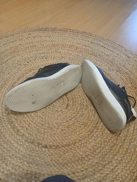 Sapatos pretos em pele de homem