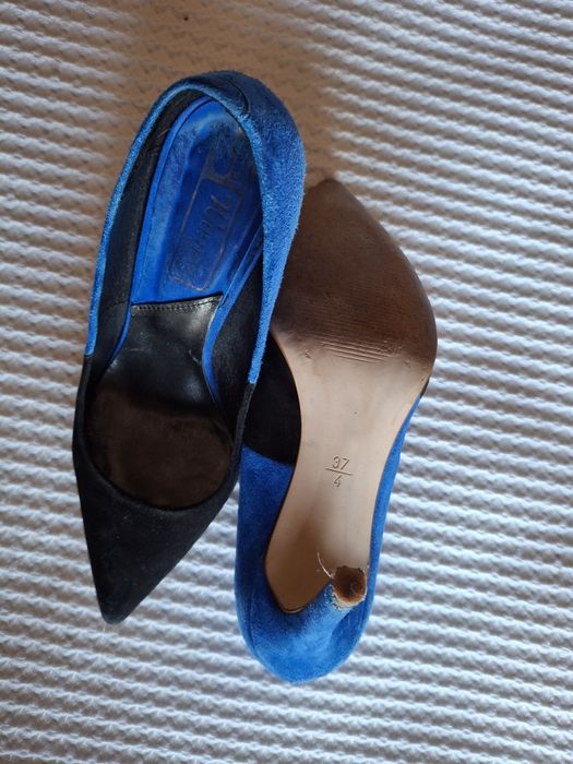 Sapatos azuis e pretos.