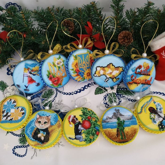 Новорічні прикраси вишиті бісером.