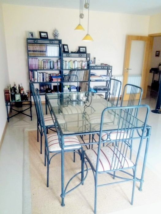 Mesa em ferro, verde, 1,75mx0,95m ; Tampo em vidro 6mm e seis cadeiras