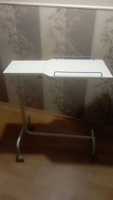 Столик прикраватний