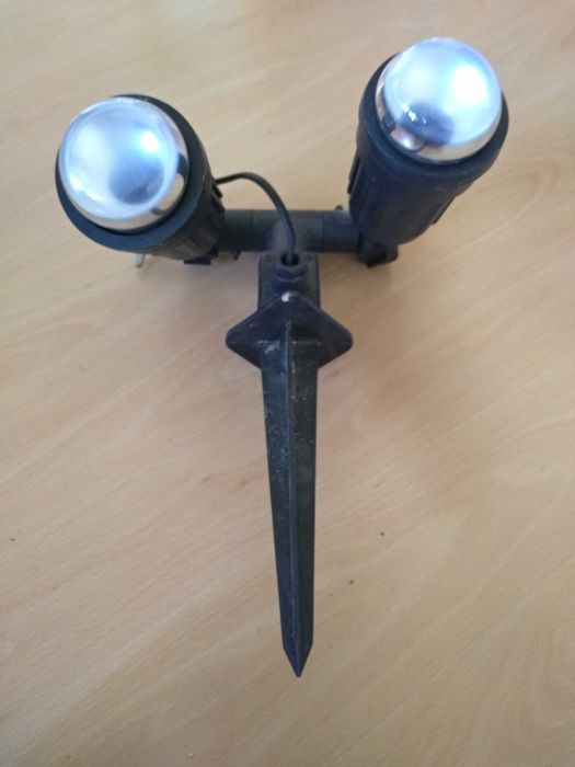 Candeeiro de quintal com duas lâmpadas incluídas