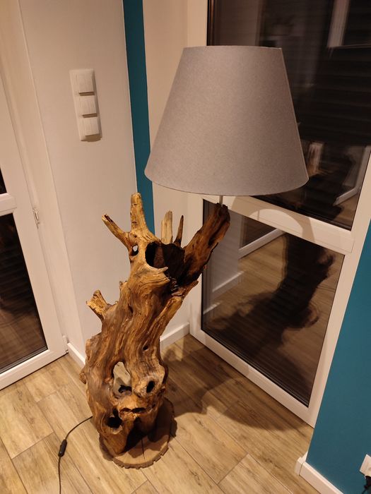 Lampa podłogowa z drewna