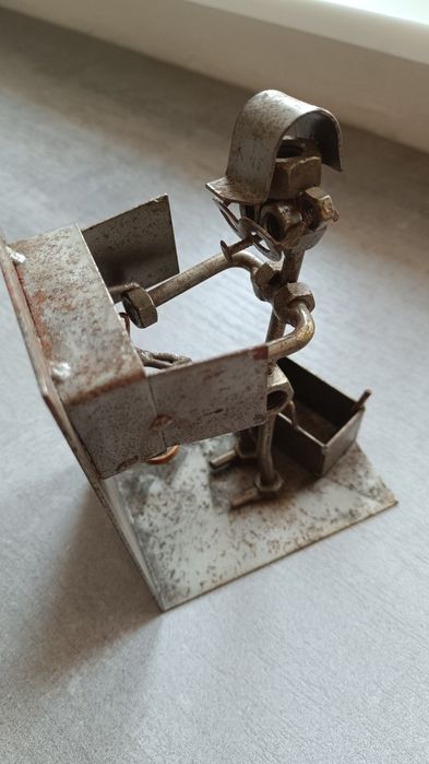 Metalowa figurka elektryk