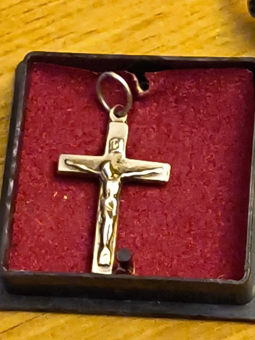 Zabytkowy srebrny krzyżyk z Jezusem autorski