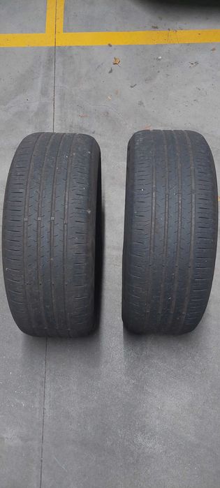 Dois pneus marca Continental z35/55 R18V
