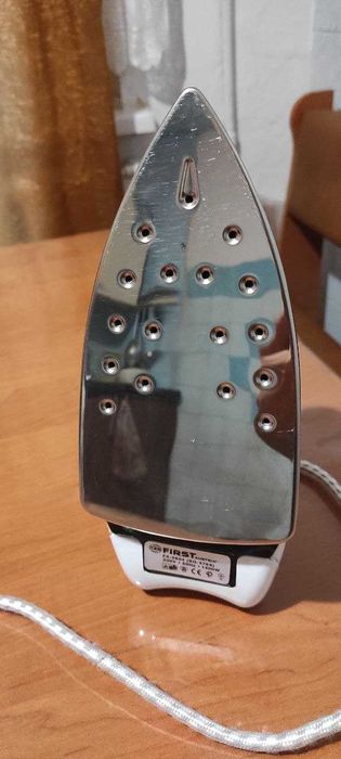 Продаю утюг  FIRST