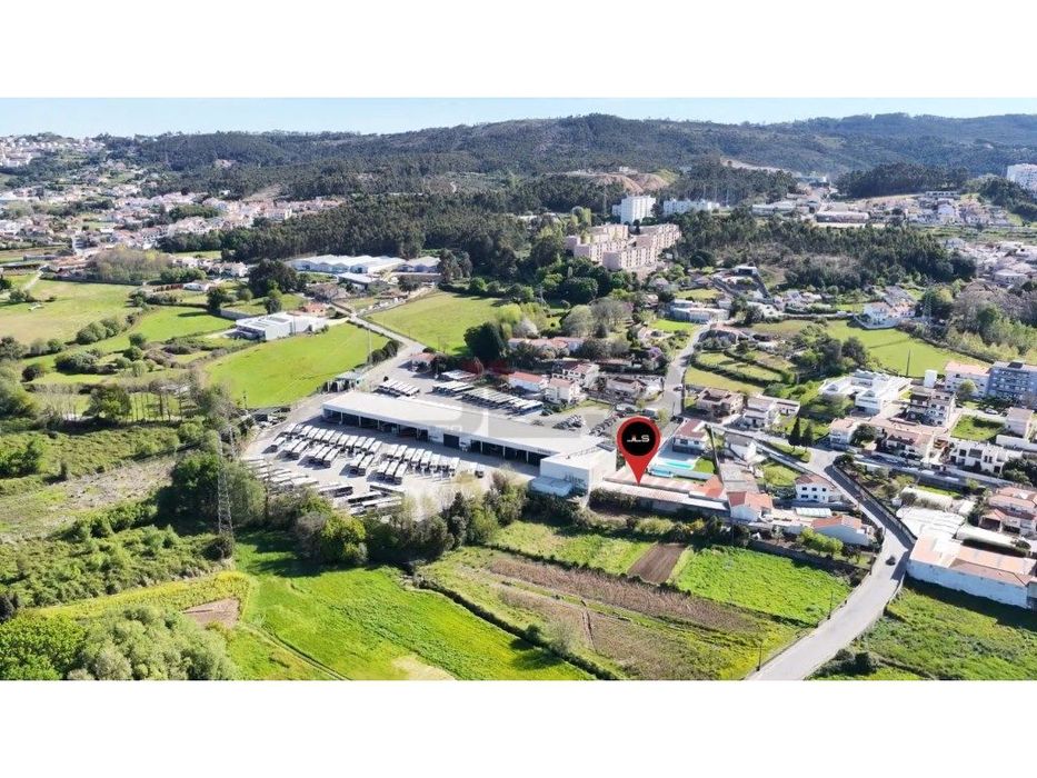Warehouse in Fânzeres with excellent area and access — Investment opportunity ...