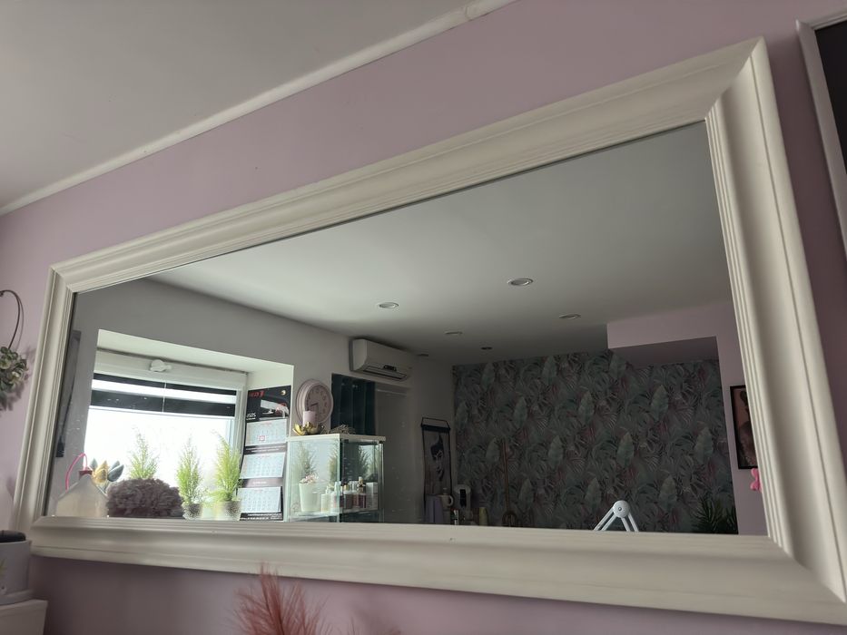 Duze lustro w bialej grubej ramie