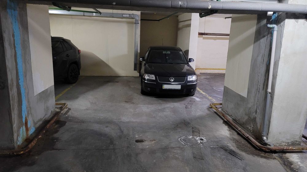 Продаж паркомісця в паркінгу в м. Київ, вул. Срібнокільська, 1.