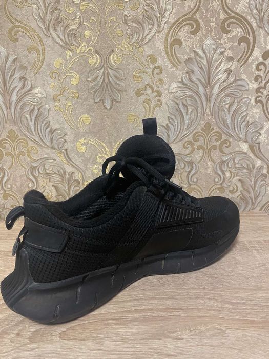 Продам кросівки сезон осінь-зима