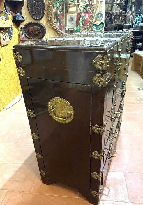 Comoda, antiguidade em madeira com ferragens em latão rendilhado,