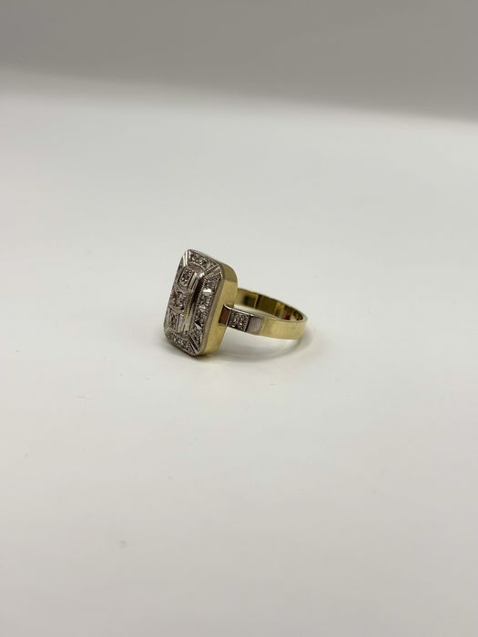 Złoty pierścionek z brylantami