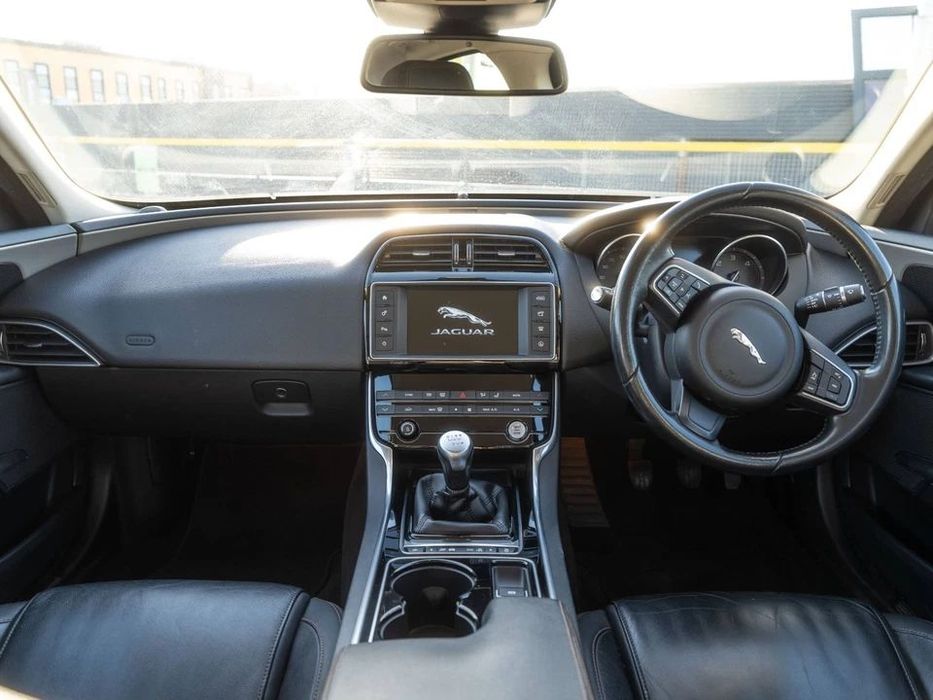 jaguar xe Fotele Skóry Kierownica Przełącznik Zespolony Manetki Taśma Pas Bezpieczeństwa Poduszka Kierowcy Kurtyna Podsufitka Wyświetlacz Radio Nawigacja Karta Nakładka Słupka Lusterko Daszek Słonecznik Gałka Zmiany Biegów