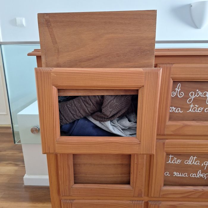 Cómoda criança  com pinturas a mão reversivel