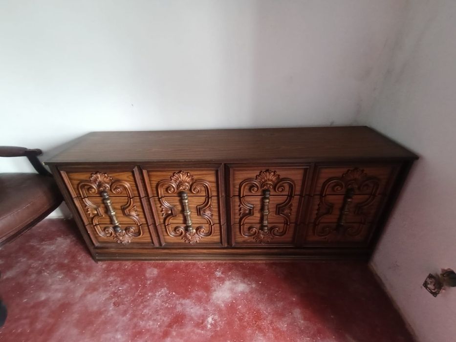 mesas de cabeceira antigas+ cama de madeira+ cómoda