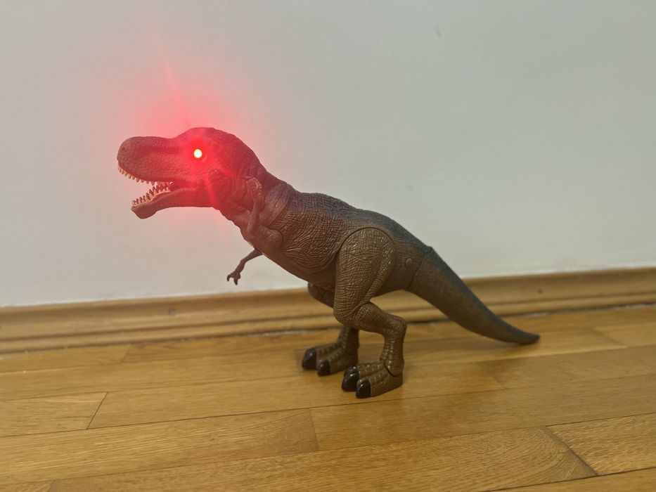 Динозавр на пульті на керуванні