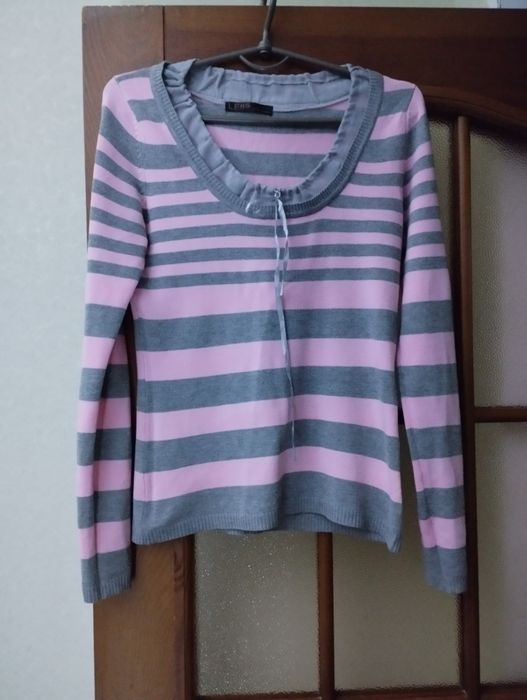 Сукні літні, светри.