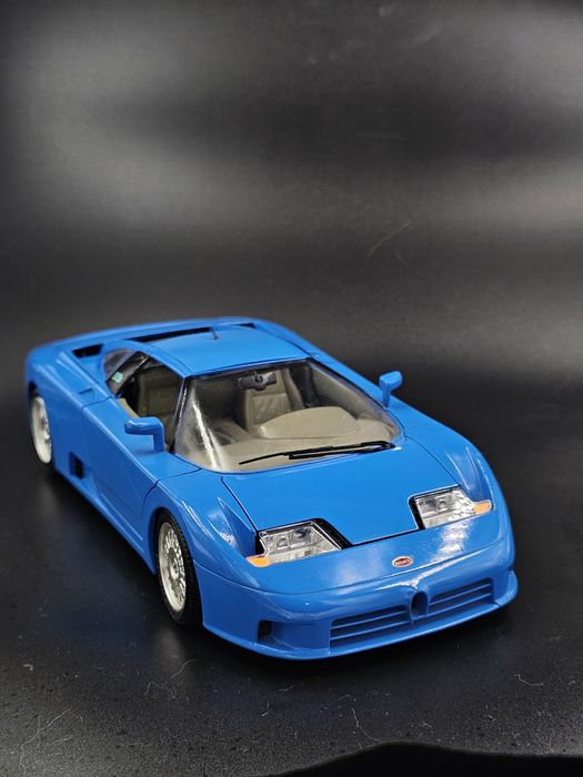 Модель машинки 1/18 Bugatti  большая металическая