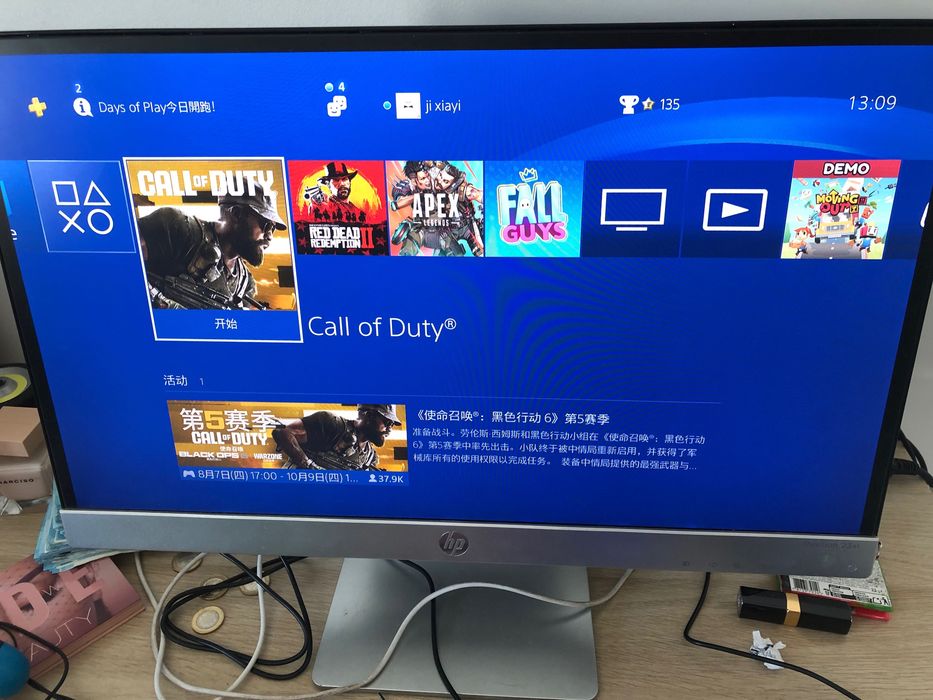 Um ecrã mais ps4lism 1tb mais duas pegas. Vendido em conjunto.