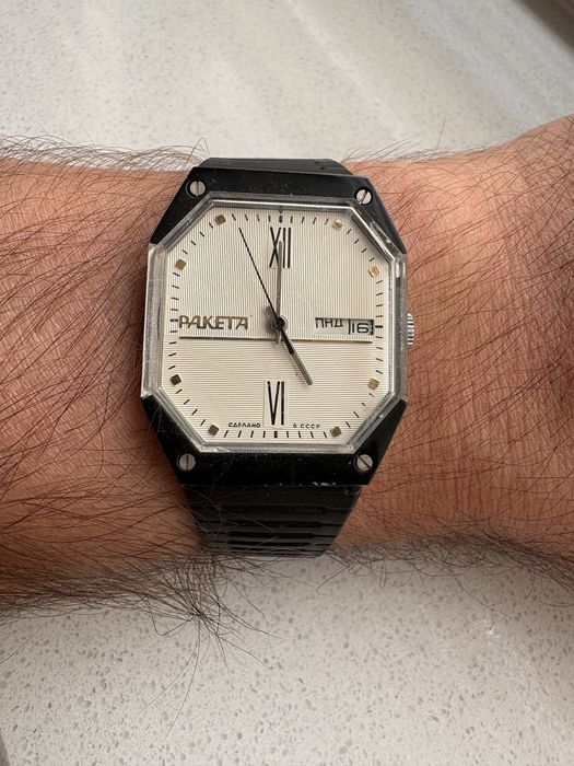 Stary zegarek nakręcany Raketa