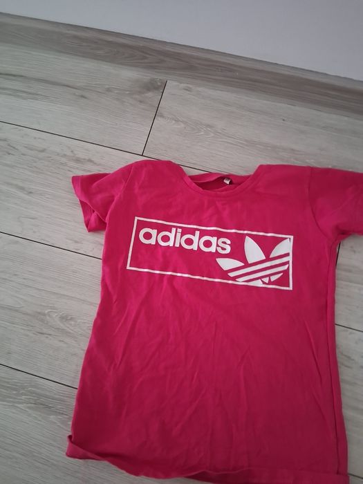 Różowa koszulka adidasa dla każdej dziewczynki