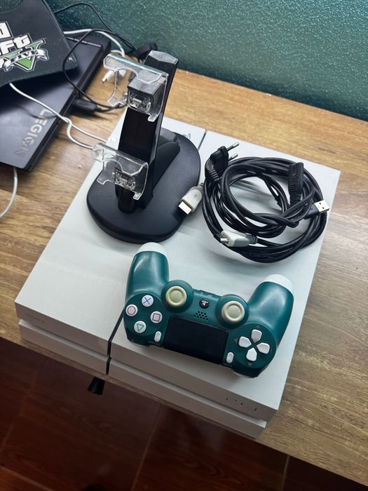 Vendo ps4 500gb em bom estado