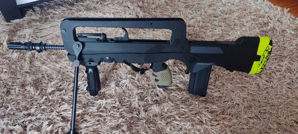 FAMAS F1 _ EVO Cybergun