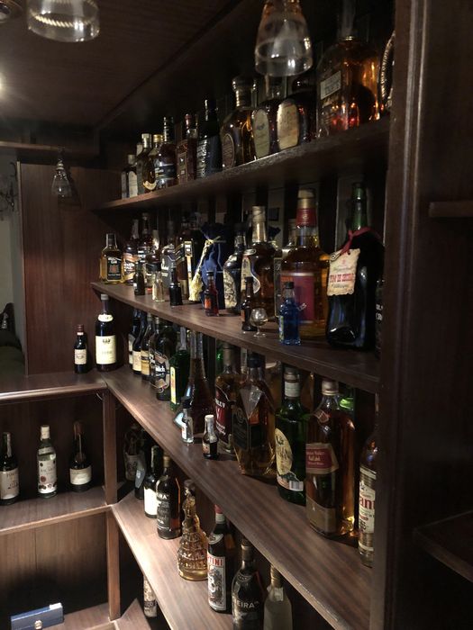 Bar Interior + Bancos