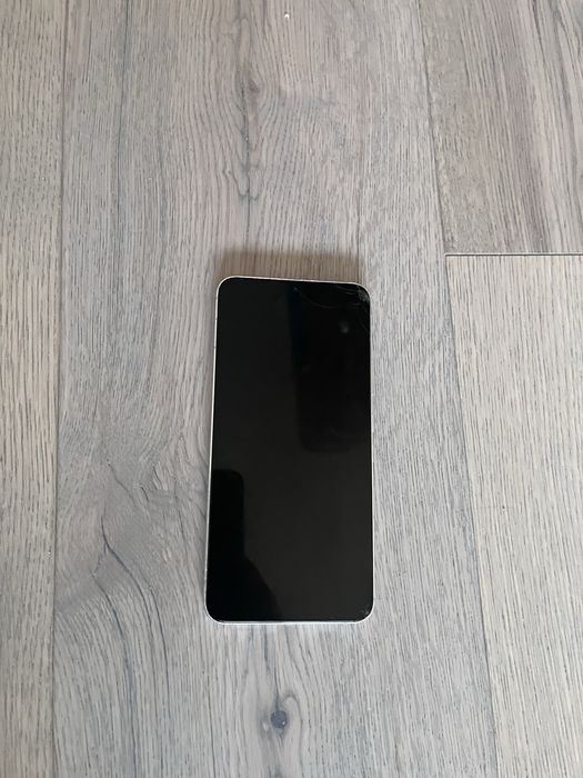 Galaxy S22.  Em bom estado porém atrás esta um pouco rachado e à frente muito pouco.Telemóvel com apenas 1 ano de uso.Câmara frontal e trazeira ótima
