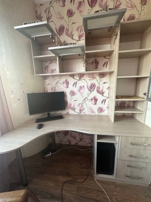 Стіл з поличками