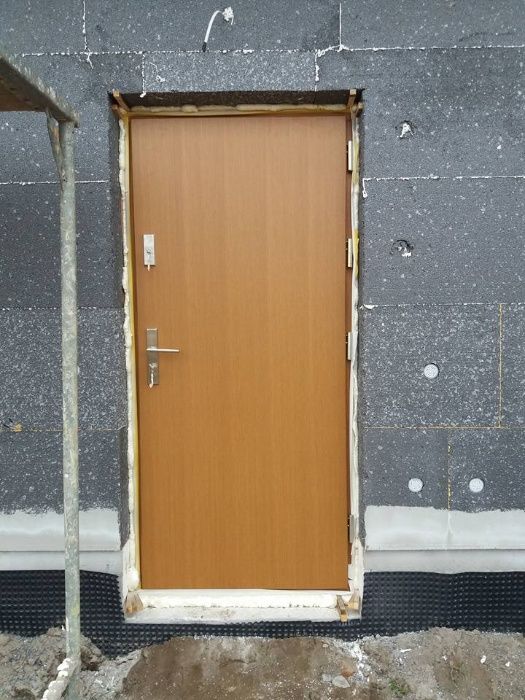 Drzwi zewnętrzne drewniane 8 cm z montazem