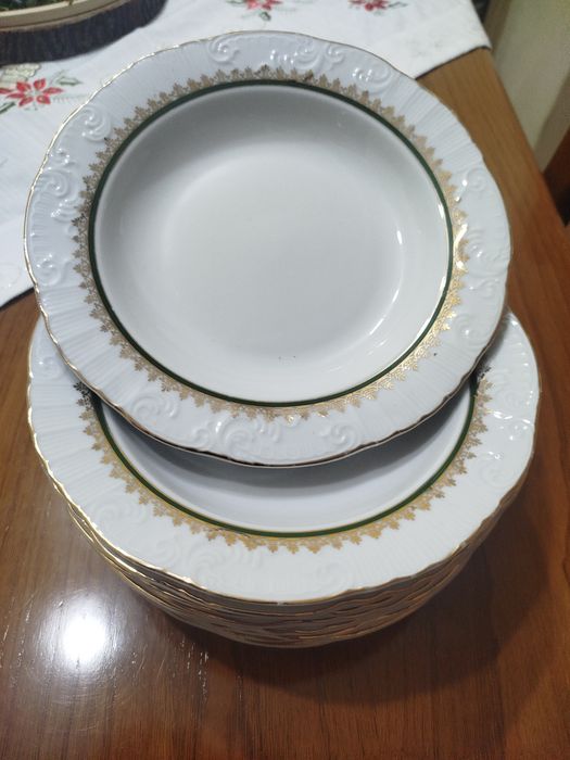 Conjunto de 10 pratos fundos.