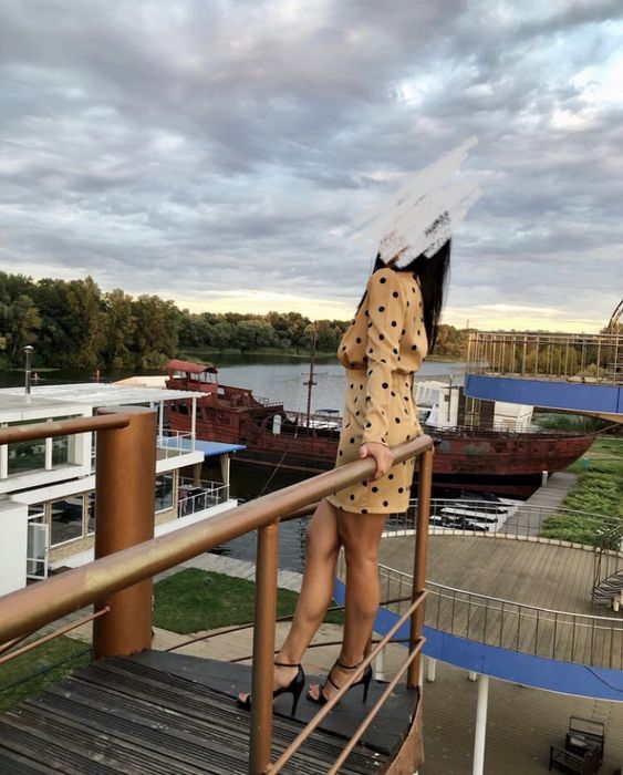 Платье в горох с открытой спиной