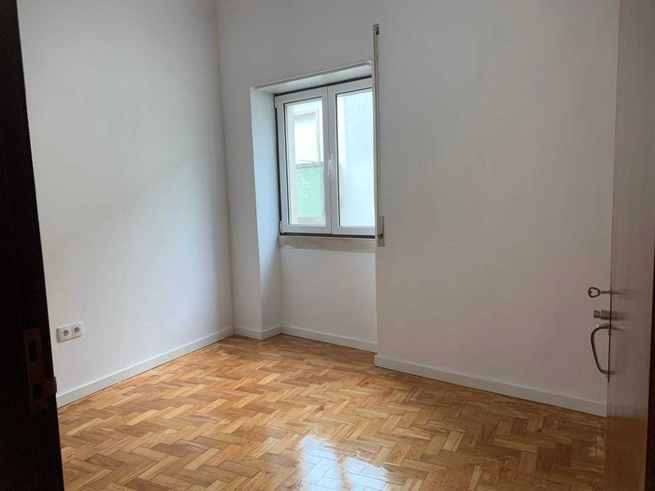 Apartamento T3 + 2, renovado recentemente, com box e arrecadação