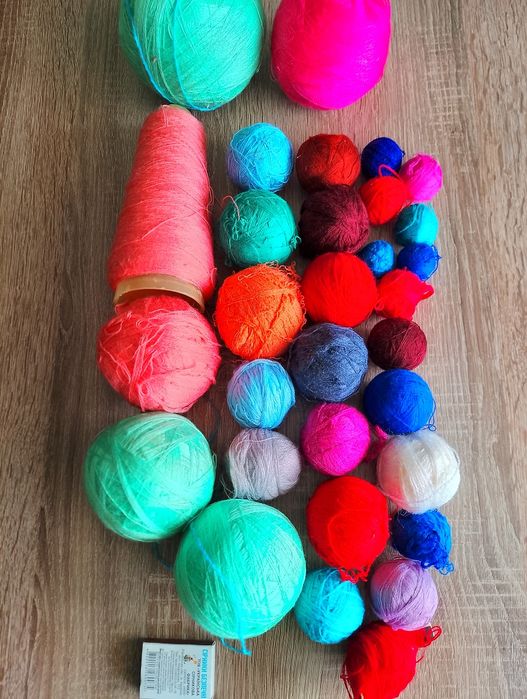 залишок ниток та бісеру , все разом