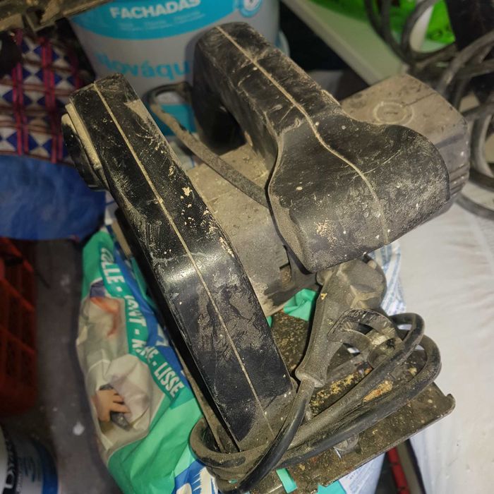 Aparafusadora Bosch com 2 baterias em bom estado