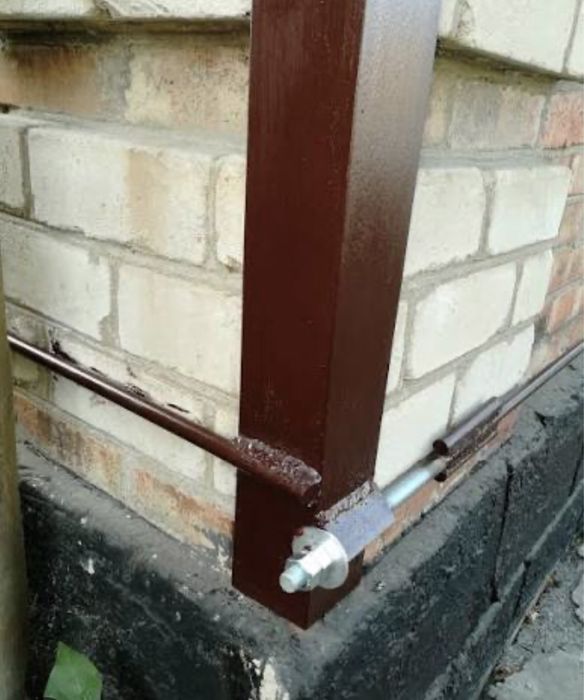 Стяжка будинку арматурою та металевими кутиками. Посилення стін