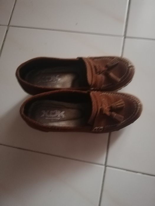 Sapatos camurça com sola de madeira