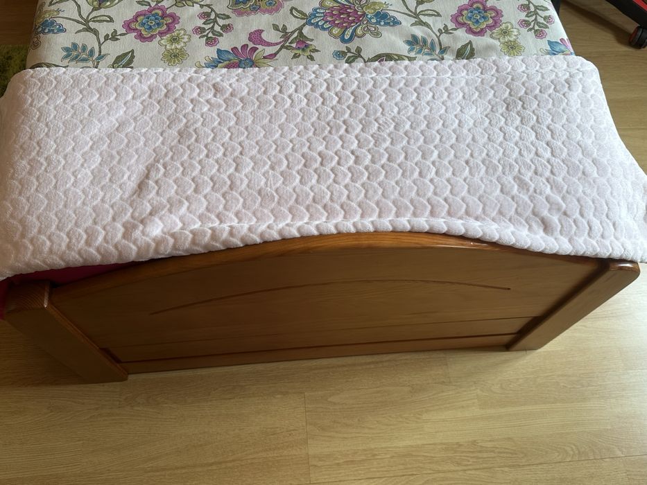 cama e mesa de cabeceira