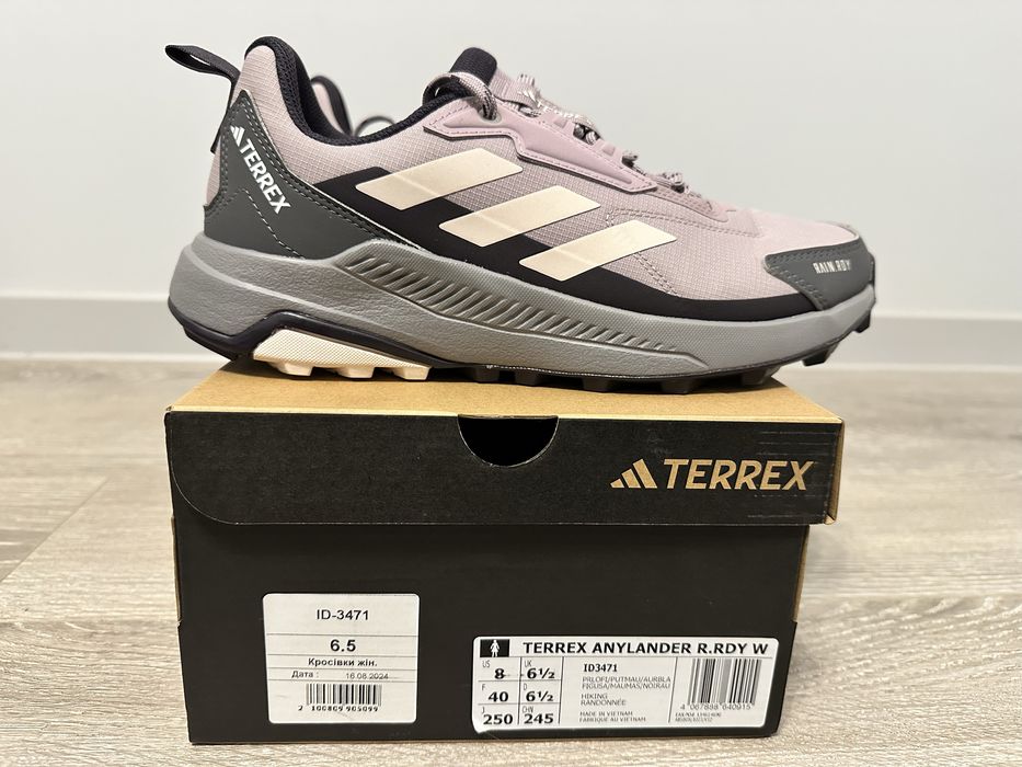 Жіночі кросівкі adidas terrex водовідштовхуючі.