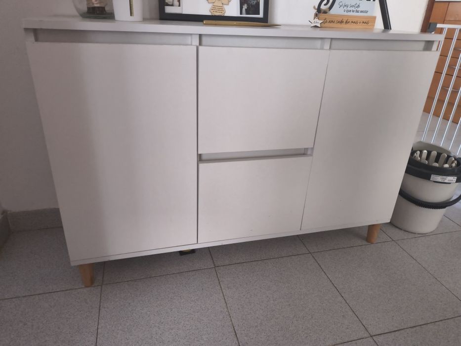 Aparador branco com pés em mandeira