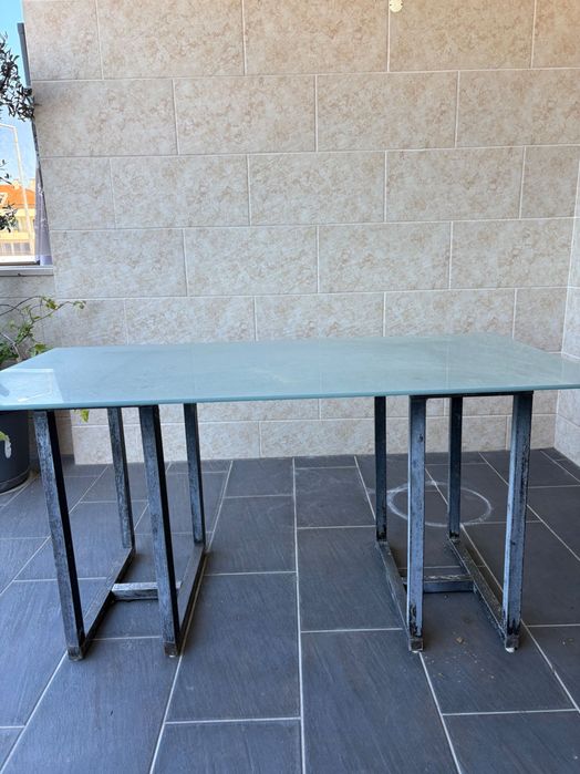 Mesa com tampo de vidro