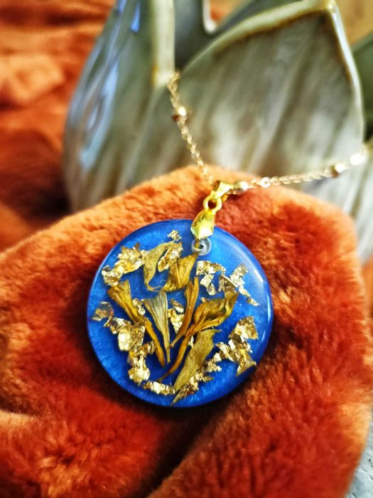 Naszyjnik Handmade z Prawdziwym Słonecznikiem – Pozłacana Stal Nierdzewna i Intensywnie Niebieska Żywica Resin Pro