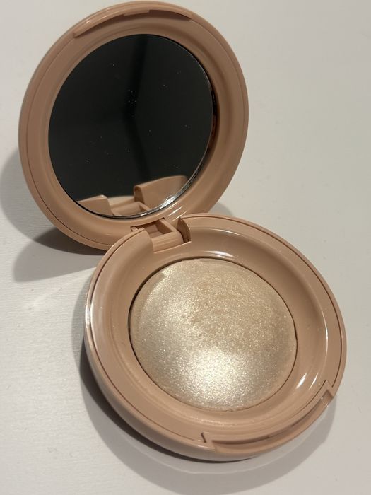 Rozświetlacz Rare Beauty