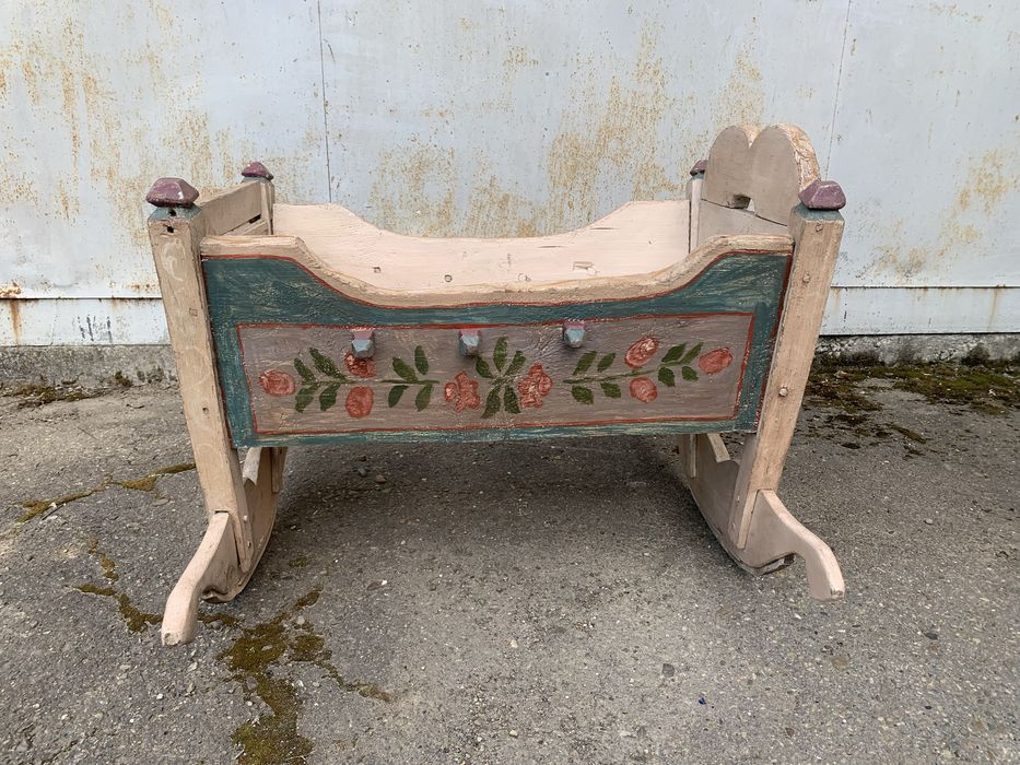 Старовинна дитяча кроватка, колиска для дитини