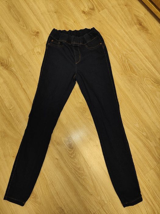Legginsy jeansowe w kolorze ciemnego granatu na 146 cm.