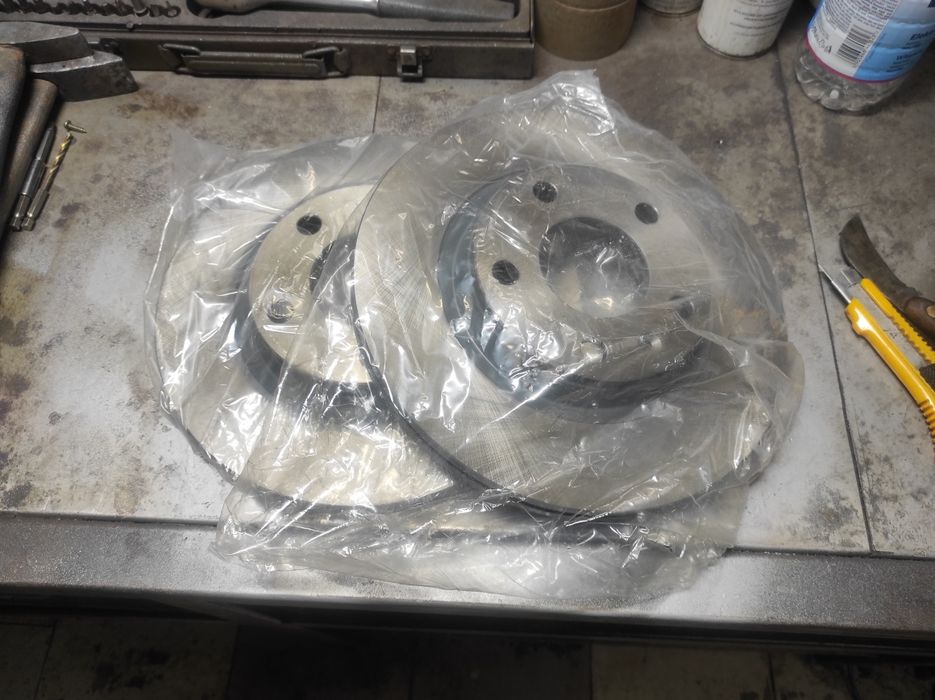 Tarcze hamulcowe 2 szt. Febi Bilstein 18398 A4, Exeo, Passat przód